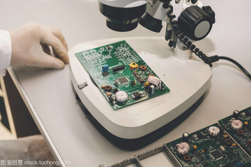 技师 电子时代的精密守护者